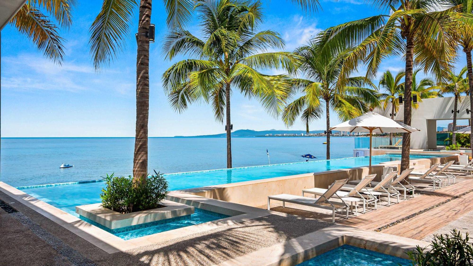 Oceanfront 1br With Balcony - Sea View & Pools Apartamento Puerto Vallarta